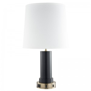 Custom Nightsand Lamp με αντίκες ορείχαλκο και μαύρο φινίρισμα, ένα/off rocker switch, μια βολική έξοδο και ένα λιμάνι φόρτισης USB στο Room