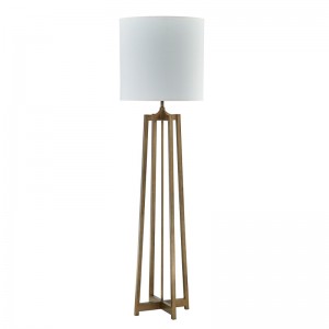 Καναπές Hyatt Hotel δίπλα στον λαμπτήρα δαπέδου με παλαιά χρυσό φινίρισμα στο ξενώνα